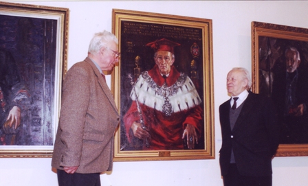 Iškilusis matematikas prof. Jonas Kubilius su Vilniaus universiteto matematikos muziejaus vadovu dr. Henriku Jasiūnu parodoje Radvilų rūmuose prie savo portreto, kurį 1991 m. nutapė dailininkas Vytautas Ciplijauskas
