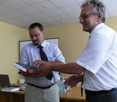 Generalinio miškų urėdo pavaduotojas Zdislovas Truskauskas įteikia knygą Anykščių rajono merui Sigučiui Obelevičiui