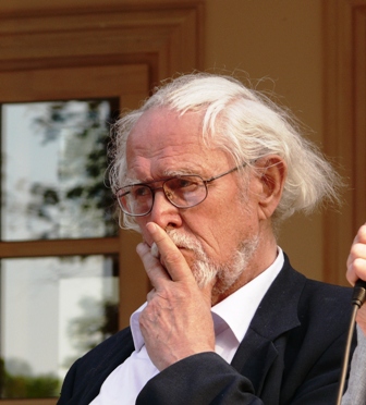 Poetas Marcelijus Martinaitis Česlavo Milošo 100-ųjų gimimo metinių minėjime Tarptautinio dialogo centre Krasnagrūdoje birželio 30 d.