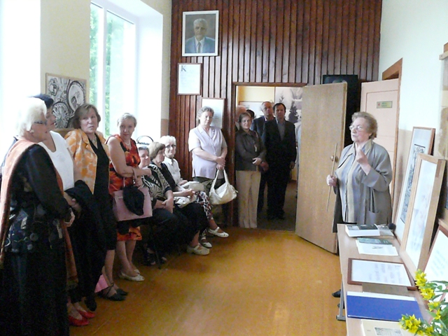 Mokytoja Marija Puodžiukaitienė pasakoja apie Sintautų pagrindinės mokyklos literatūrinio muziejaus eksponatus