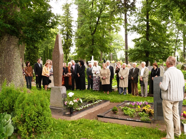 Prie profesoriaus Juozo Pikčilingio antkapinio paminklo Sintautų kapinėse