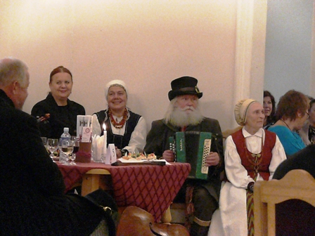  Dvaro folkloro ansamblis (vedėja Janina Bukontaitė)