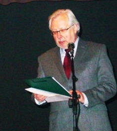 Pranešimą apie rašytojo kūrybą skaito doc. dr. Kęstutis Urba