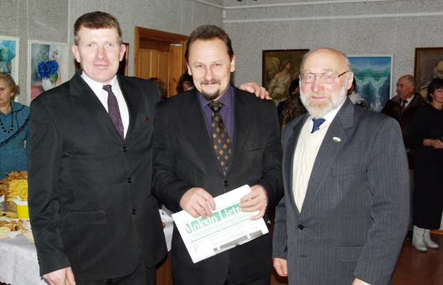 Svėdasiškis Vilius Lapienis (iš kairės), Anykščių meras Sigutis Obelevičius ir tėviškėnas, vilnietis doc. dr. Juozas Lapienis