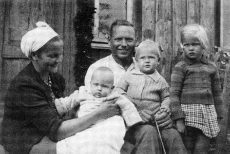 Lietuvių kalbininkas, literatūrologas, pedagogas, publicistas Andrius Ašmantas su šeima per 1940 m. atostogas Tickūnuose