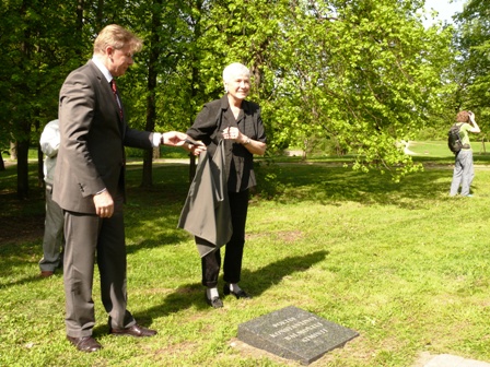 Simboliškai paminką poetui K. Balmontui atidengia LR užsienio reikalų ministras Audronius Ažubalis ir poeto duktė iš JAV Svetlana Balmont