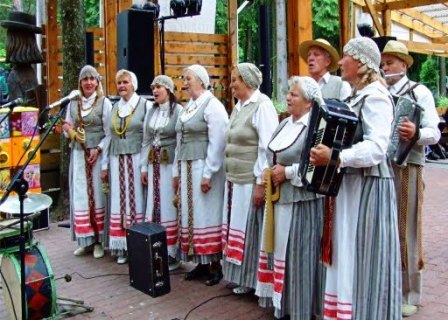 Koncertuoja Biržų rajono Germaniškio folkloro ansamblis „Vijoklis“ (vad. Zita Bėliakienė)
