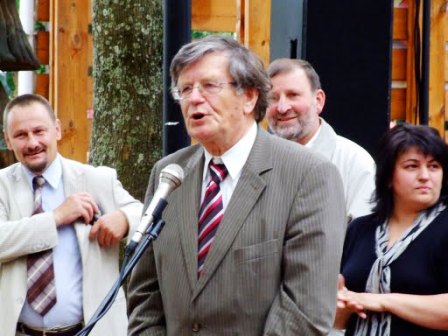 Aukštaičius sveikina PAB pirmininkas prof. Antanas Tyla, Anykščių meras Sigutis Obelevičius (kairėje), Vilniaus anykštėnų vadovė Rita Virbalienė (dešinėje) ir kt.  　