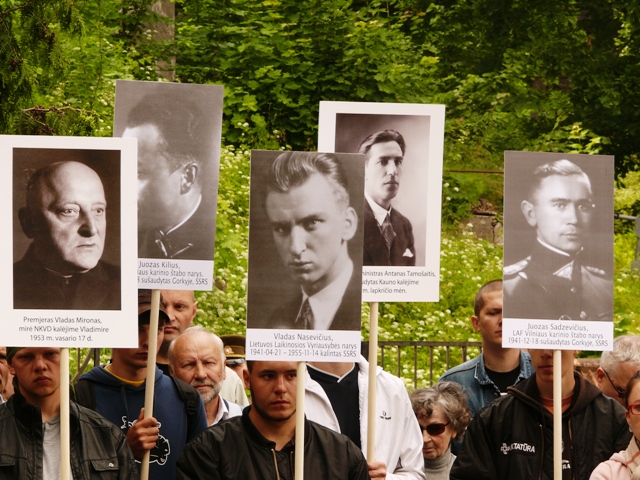 Į mus klausiamai žiūri 1941 m. Birželio sukilimo dalyvių akys