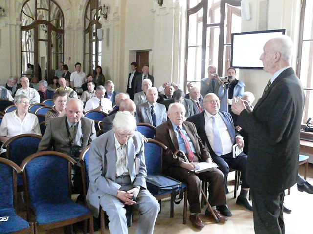 1941 m. Biželio 70-mečiui skirtoje Lietuvos mokslų akademijos sesijoje: auditorijai klausimą užduoda Lietuvos MA narys akad. prof. Antanas Kudzys