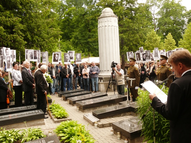 1941 m. Birželio sukilimo 70-mečio minėjimo dalyviai Naujųjų Rasų kapinėse prie žuvusių ir tremtyje mirusių sukilėlių atminimo lentų