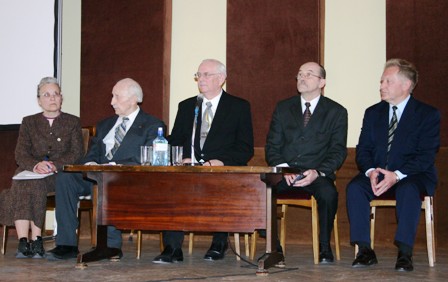Vilių Bražėną neretai galima pamatyti ir mokslo žmonių auditorijoje; renginys Lietuvos MA „Mitai ir tikrovė Lietuvą supančiame pasaulyje“ – Gražina Trimakaitė, Vilius Bražėnas, Artūras Flikaitis, Romualdas Ozolas ir Romualdas Grigas