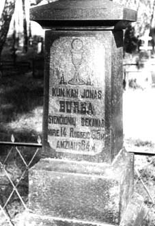 Kaltanėnų kapinėse kun. Jono Burbos paminklas