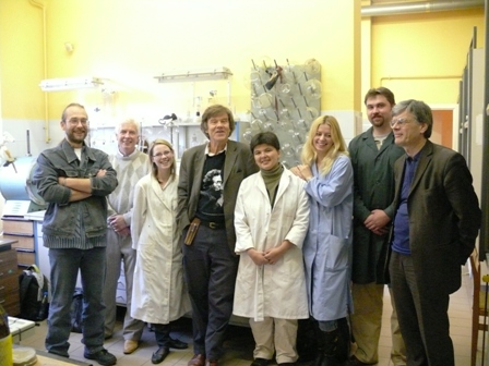 Prof. Viktoras Algirdas Sniečkus Vilniaus universiteto Chemijos fakulteto Organinės chemijos katedroje; lektorius Gintaras Urbelis, katedros vedėjas prof. Sigitas Tumkevičius, studentės I. Uogintaitė, I. Baškirova, magistrantė J. Dodonova, lektorius dr. Viktoras Masevičius ir prof. Eugenijus Butkus