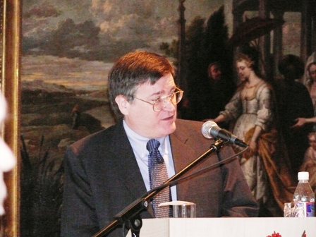 JAV ambasadorius Džonas A. Klaudas skaito aplinkosaugai skirtą pranešimą „Jungtinės Valstijos: istorinė sėkmė ir šiandienos iššūkiai“
