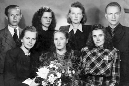 Pranė Dundulienė su I-ąja studentų etnografų laida 1950 m.