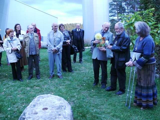 Su naująja knyga Libertą Klimką sveikina Marija ir Gunaras Kakarai ir mokslo bendruomenės nariai