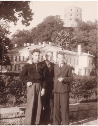 Bendrakursiai Eduardas Červinskas, Alfonsas Basalykas ir Vytautas Gudelis Gedimino kalno papėdėje. 1948 m.