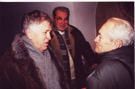 Prof. Algimantas Grigelis su geologais prof. Juozu Paškevičiumi ir prof. Vojciechu Narembskiu (Wojciech Narębski) baigiamojoje Ignoto Domeikos 200-ųjų gimimo metinių konferencijoje Krokuvoje menų ir mokslų akademijoje (2002 m. gruodis)