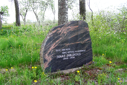 Paminklinis akmuo Kubilėlių kaime, gimtosios Jono Jablonskio sodybos vietoje