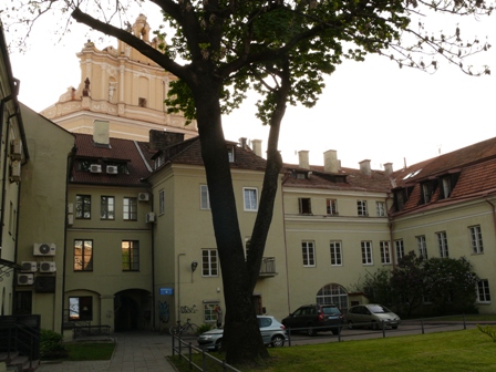 Buvusios Medicinos kolegijos kiemas (dabar Pilies g. 22) – tai pirmoji Vilniaus universiteto Botanikos sodo vieta, iš kurios S. B. Jundzilas sodą iškėlė į Sereikiškes ant Vilnios kranto