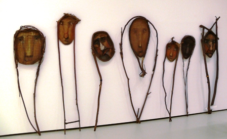 Kaukės objektai iš ciklo „Liūdesiai“ (kartonas, pastelė, medis, 1989–1990)