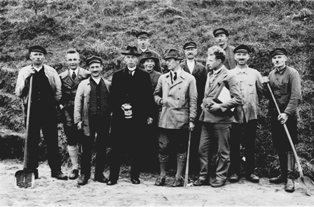 Archeologas Herbertas Jankūnas (antras iš kairės) su darbininkais