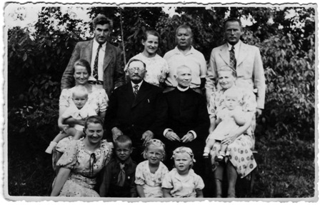 J. Kuprionio žmonos Marijos (sėdi kairėje) tėviškėje. Prie jos sėdi jos tėvas knygnešys Sibiro tremtinys Marcelis Sragys ir jo brolis kunigas, pedagogas leksikografas Feliksas Sragys