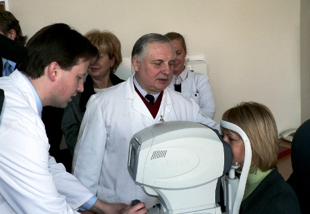 KMUK (Kauno medicinos universiteto klinikų) Vaikų akių ligų skyriaus vedėjas Jūratis Žukauskas (centre) ir gydytojas Arvydas Gelžinis atlieka pacientės regėjimo tyrimą