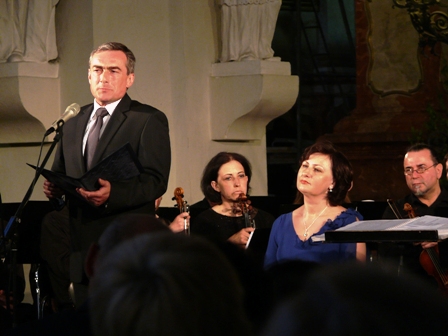 Česlavo Milošo eilėraščius skaito lenkų aktorius Adam Bauman, trečia iš kairės – solistė Asta Krikščiūnaitė ir Lietuvos nacionalinio simfoninio orkestro muzikantai