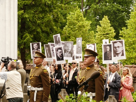 Minint 1941 m. Birželio sukilimo 70-ąsias metines, Rasų kapinėse buvo pagerbtos kovų už Tėvynę aukos – vilniečiai nešė sukilimo dalyvių ir Lietuvos laikinosios vyriausybės narių portretus