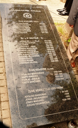 Rasų kapinėse yra ne viena tokia plokštė – su Birželio sukilimo dalyvių, politinių kalinių pavardėmis