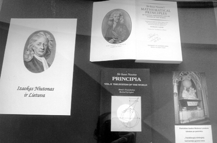  Mokslinių darbų parodos „Izaokas Niutonas ir Lietuva“ stendas Lietuvos technikos bibliotekoje