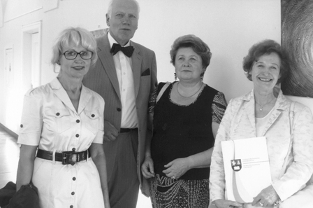 Parodos „Izaokas Niutonas ir Lietuva“ atidarymo metu 2009 m. rugsėjo 8 d.: Birutė Leišienė, Viliaus pedagoginio universiteto prof. Antanas Kiveris, Mykolo Riomerio universiteto prof. Rita Bieliauskienė ir Sauliaus Karoso labdaros ir paramos fondo direktorė Birutė Karosienė