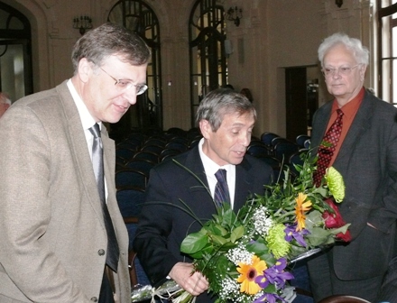 Fizikai prof. Juras Požela (dešinėje) ir prof. Artūras Žukauskas sveikina kolegą prof. Michailą Šurą (Michael Shur, JAV) tapus naujuoju Lietuvos mokslų akademijos užsienio nariu