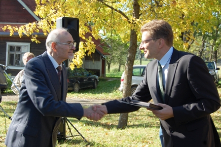Vaižganto premijos laureatą Juozą Kundrotą (kairėje) pirmiausia pasveikino Lietuvos žurnalistų sąjungos pirmininkas