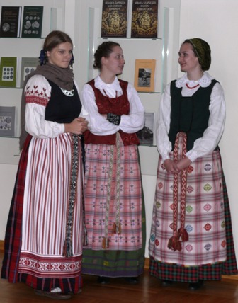 Lietuvių tautinių drabužių spalvų varsomis, skambiomis lietuvių liaudies dainomis visus žavėjo „Ratilio“