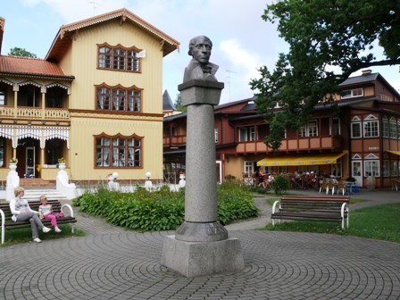 Juodkrantės kurorto centrą puošia Liudviko Rėzos paminklas (skulptorius Arūnas Sakalauskas 1994 m.)