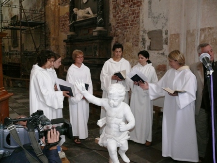 Pranciškaus Asyžiečio Bernardinų bažnyčioje šventinant atkurtąjį Šv. Didako altorių grigališkojo choralo giesmes atliko Bernardinų bažnyčios choras