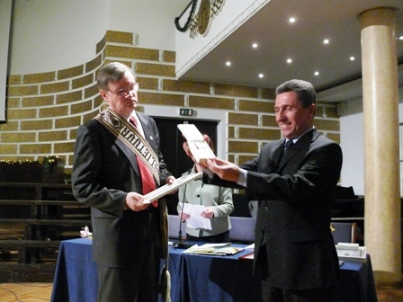 Lietuvos ambasadorius Latvijoje Antanas Valionis pirmąjį Latvijos lietuvių kultūros draugijos pirmininką Antaną Ražuką apdovanoja garbės aukso ženklu „Už nuopelnus“