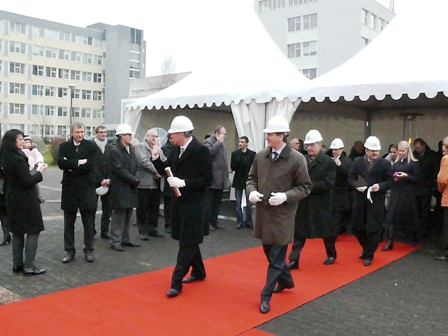 UAB „BOD Group“ vadovas Vidmantas Janulevičius, ūkio ministras Dainius Kreivys, Vokietijos ambasadorius Hans Peter Annen ir kiti asmenys eina įkasti simbolinės kapsulės, žyminčios naujojo centro statybos pradžią