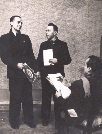  Leonas Katinas piešia spektaklio ,,Žmogus, kurį užmušiau“ režisieriaus I. Tvirbuto ir Vinco Kymanto portretus (1944 m.)