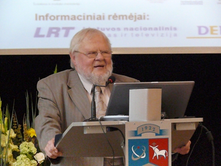 Profesorius Algirdas Antanas Avižienis buvo ir tarp pirmojo simpoziumo organizatorių