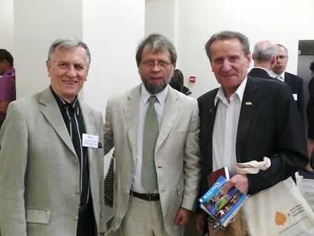 Simpoziume susitiko du kolumbiečiai lietuviai – prof. Romualdas Šviedrys ir prof. Antanas Mockus, kartu džiaugiasi ir Lietuvai pagražinti draugijos prezidentas Juozas Dingelis
