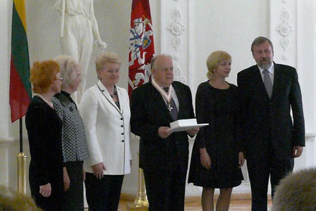 Po apdovanojimų. LR Prezidentė Dalia Grybauskaitė, prof. Stanislavas Šuškevičius ir jį pasveikinti atėję asmenys