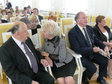 Profesorius Stanislavas Šuškevičius (kairėje), jo žmona Irina ir kiti asmenys prieš Lietuvos valstybės apdovanojimų įteikimo ceremoniją