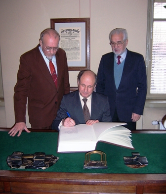 Draugijos „Alaušas“ vadovai (iš kairės) sekretorius Vytautas Rimša, pirm. Algimantas Indriūnas ir pirm. pavad. Edmundas Baliukas pasirašo Signatarų namų svečių knygoje. 2008 m.