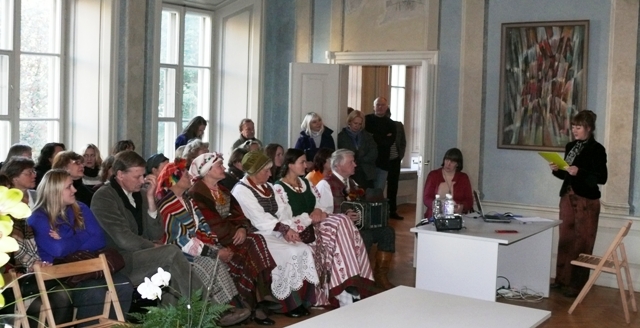 2010 m. spalio 5 d. A. Ir A. Tamošaičių galerijoje „Židinys“, Anastazijos Tamošaitienės šimtmečiui skirtoje konferencijoje tekstilininkė Jolanta Tubutytė-Misienė apsirėdžiusi Mažosios Lietuvos tautiniu drabužiu