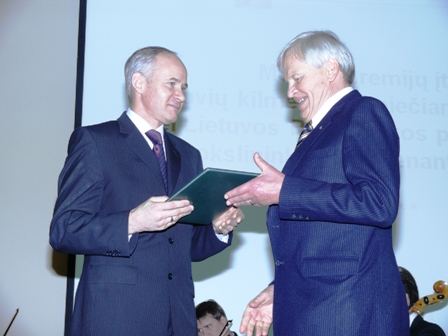 LR švietimo ir mokslo ministras Algirdas Monkevičius dr. Algimantui Patricijui Taškūnui įteikia premiją už mokslo patirties ir pasiekimų sklaidą, mokslo ryšių tarp Lietuvos ir užsienio šalių plėtojimą