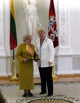 Lietuvos Respublikos Prezidentė Dalia Grybauskaitė įteikia apdovanojimą kalbininkei dr. Valerijai Vaitkevičiūtei